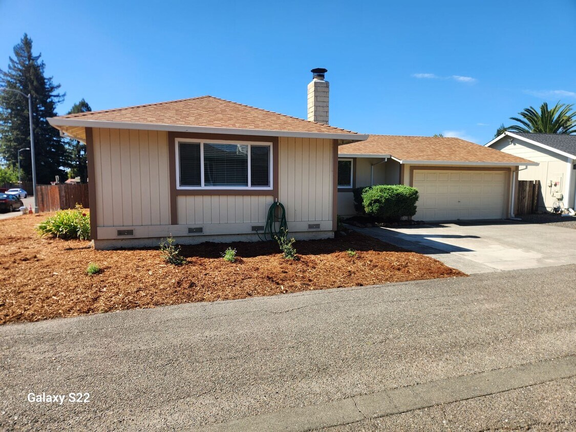 Foto principal - Bright and Cheery 4 bedroom, 2 bathroom ho...