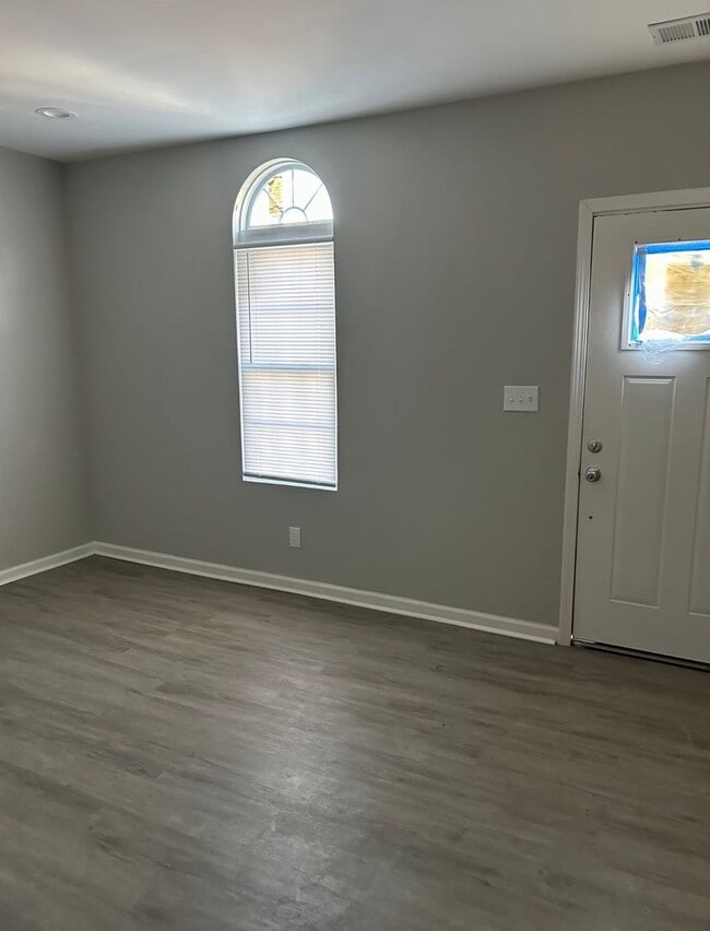 Building Photo - Beautifully Renovated 3 bedroom house!