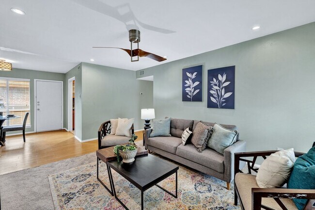 Foto del edificio - 10536 Stone Canyon Rd