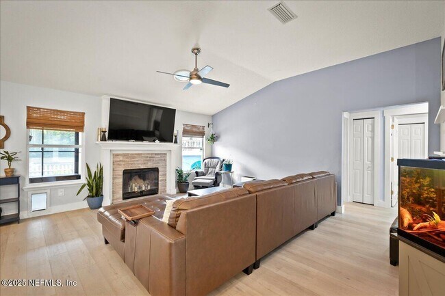 Foto del edificio - 160 Southern Grove Dr