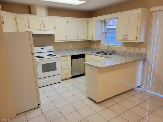 Building Photo - 3 br, 2 bath 4plex - 6800 N 8th St Apartme...
