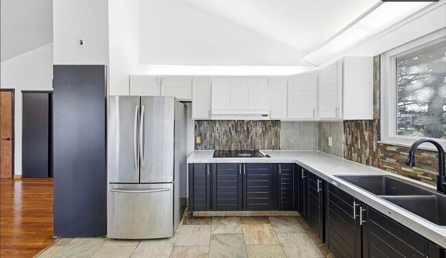 Foto del edificio - 5577 Cherrywood Rd