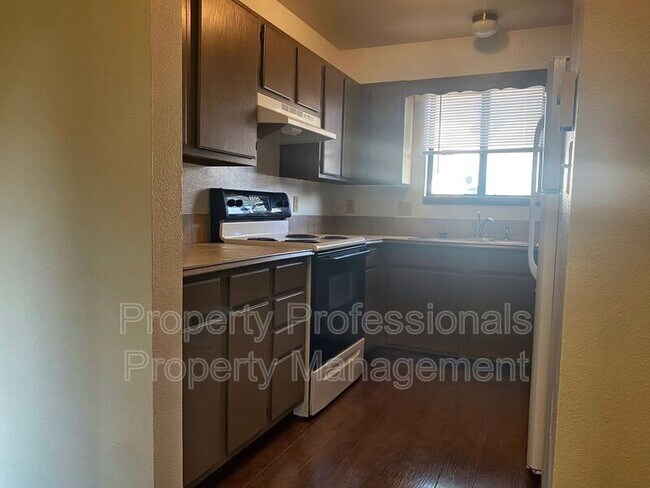 Building Photo - 1334 E 7th St