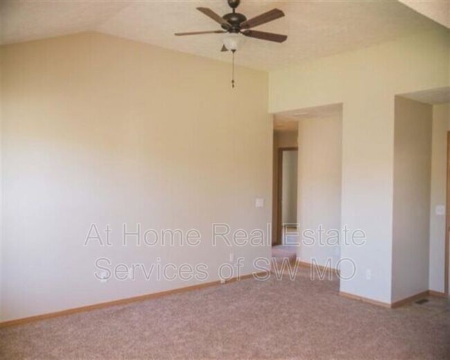 Building Photo - 1138 N Hutchinson Ave