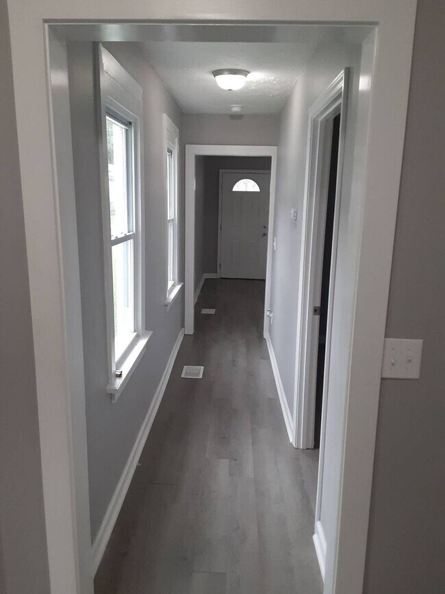 Foto del edificio - LEASING SPECIAL - MOVE IN BY 1/1/2026 AND RECEIVE 2ND MONTH OF RENT FREE Charming updated 2 br 1 ...