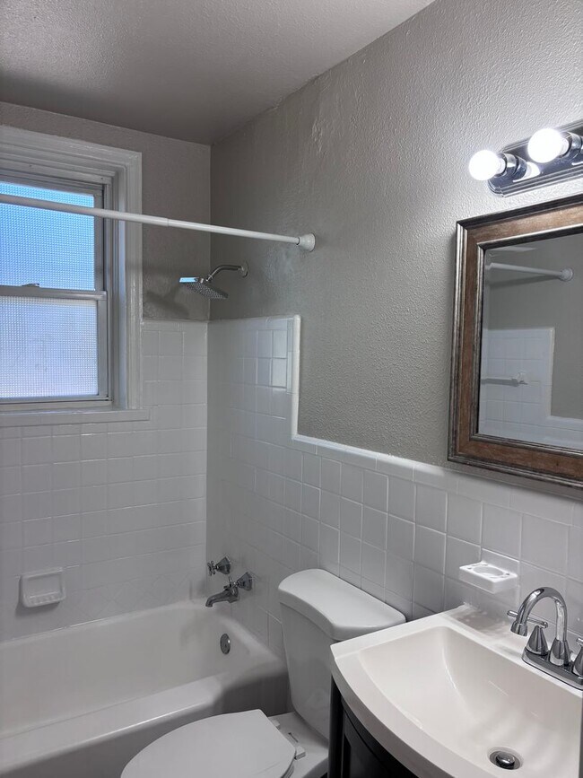 Foto del edificio - One-Bedroom Apartment in Dogtown*In-Unit W...