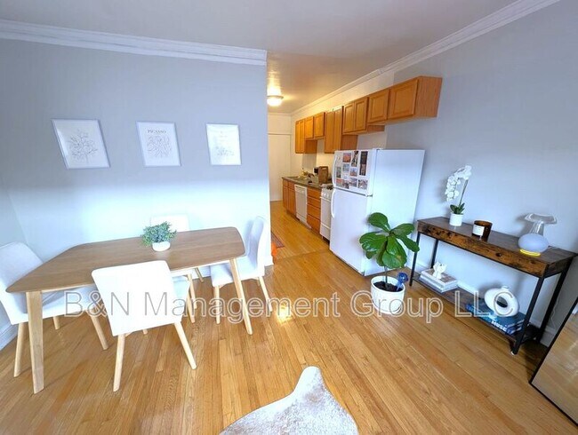Foto del edificio - 912 W Oakdale Ave