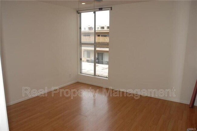 Foto del edificio - 5429 Newcastle Ave