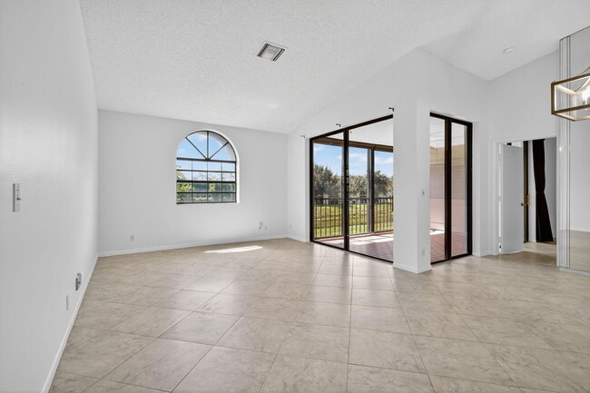 Building Photo - 5475 Verona Dr
