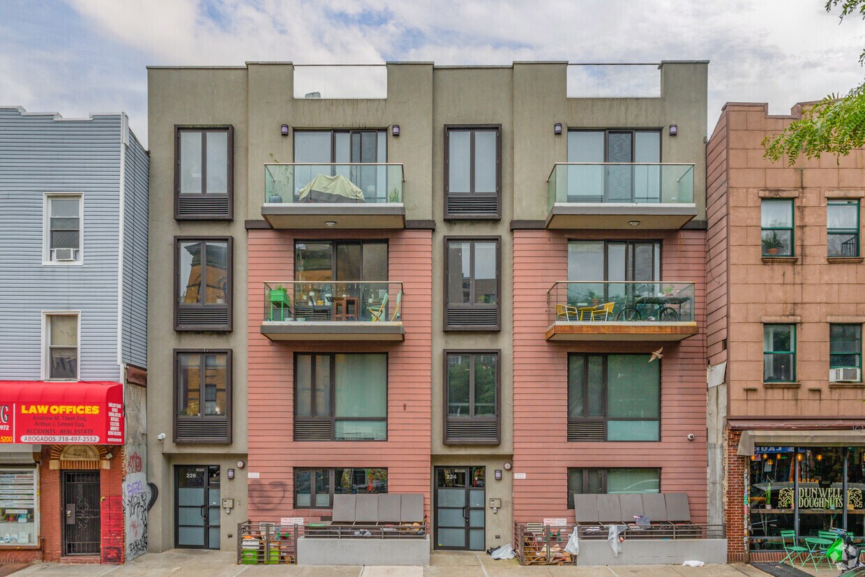 Primary Photo - 224-226 Montrose Ave