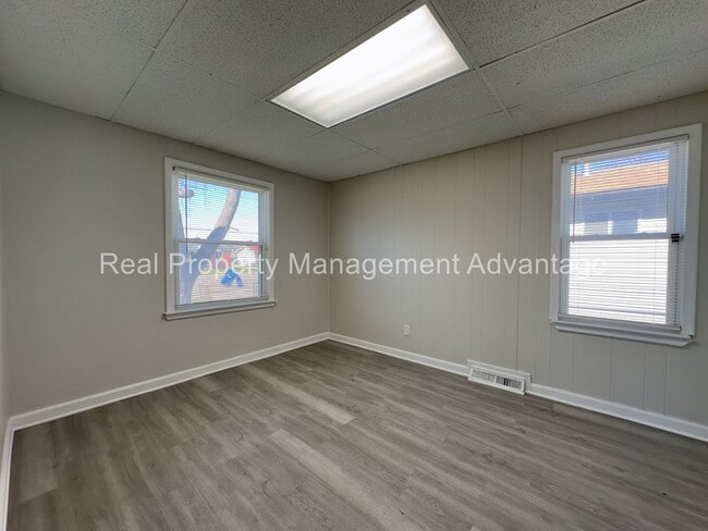 Building Photo - Beautifully Updated 3-Bedroom with Large O...