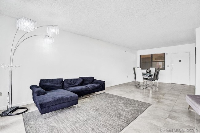 Foto del edificio - 471 Ives Dairy Rd
