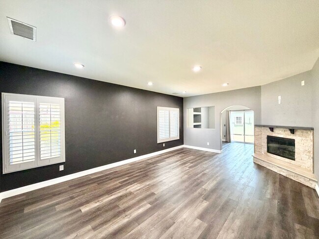 Foto del edificio - Beautifully Renovated 4 Bedroom Home with INCLUDED Solar, Large Backyard & Gazebo