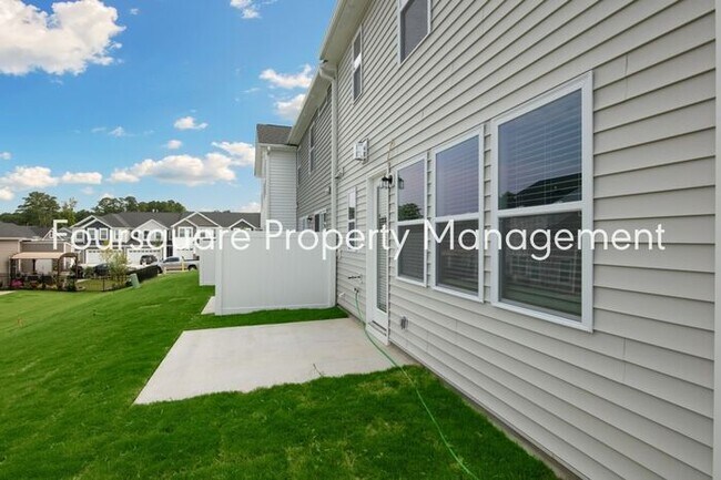 Building Photo - Bright 3-Bed 2.5-Bath End-Unit Townhome with Washer/ Dryer, Granite Kitchen & 2-Car Garage.Conven...