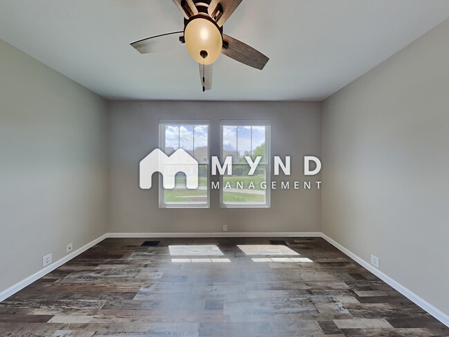 Building Photo - 211 Blue Bonnet Dr