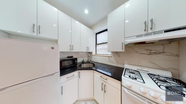 Building Photo - 3 bedroom in Manhattan NY 10003