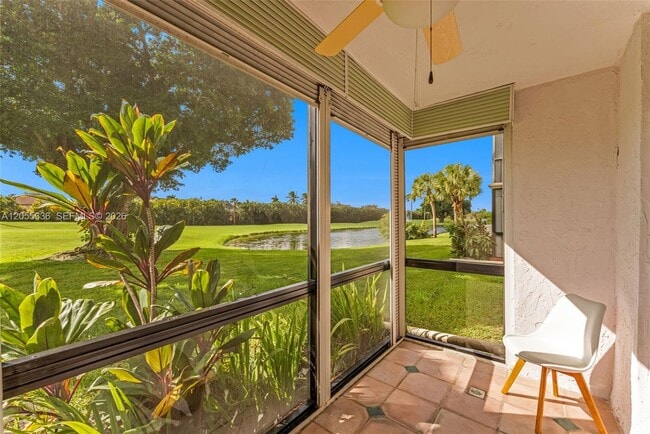 Foto del edificio - 9811 N Hollybrook Lake Dr