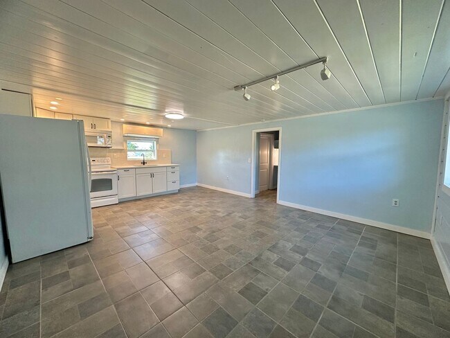 Building Photo - Cozy Home in Bokeelia - Available Now