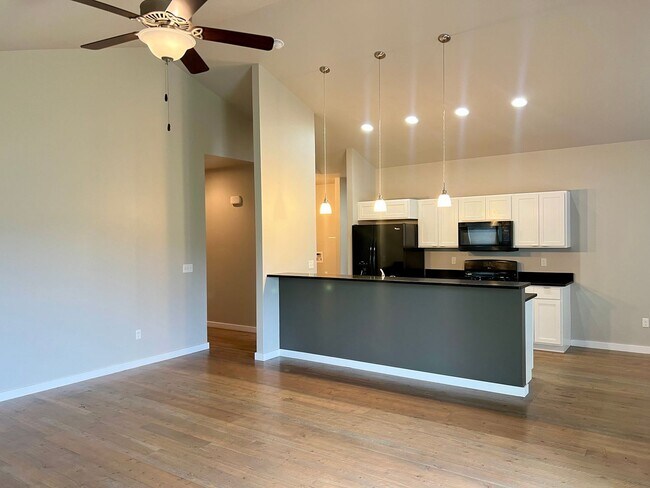 Foto del edificio - 3 Bed 2 Bath condo in Four Corners availab...