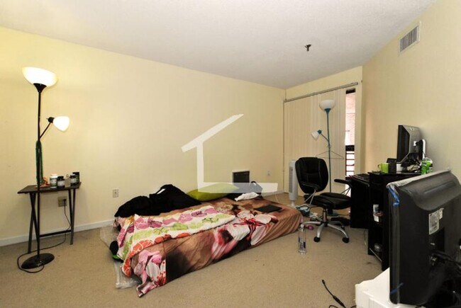 Building Photo - Awesome two bed two bathroom apartment in ...