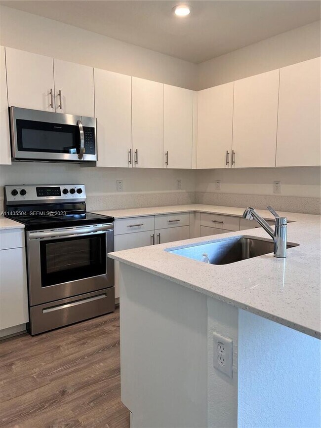 Foto del edificio - NEW CONSTRUCTION!!!! AMAIZING LOCATION!!!