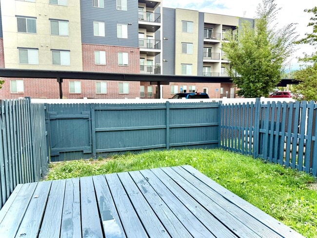 Building Photo - 4 Bedroom Clearfield Town Home Available i...
