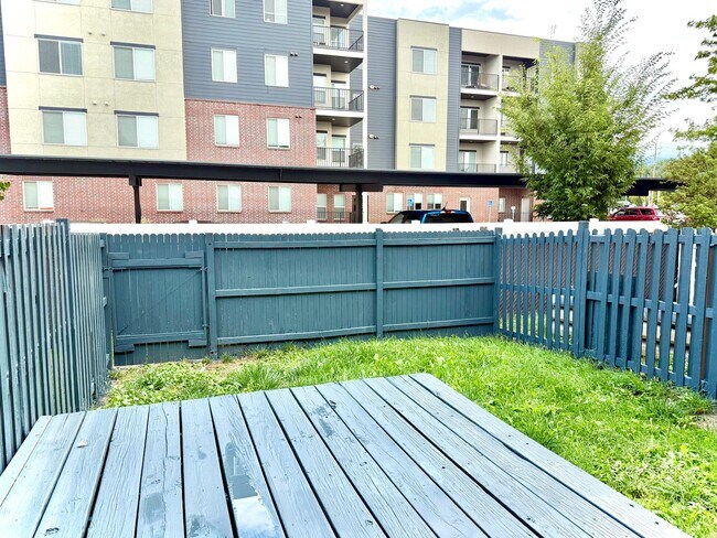 Foto del edificio - 4 Bedroom Clearfield Town Home Available i...