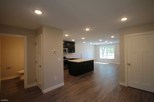 Building Photo - 3 br, 2.5 bath Townhome - Whistle Stop Tow...