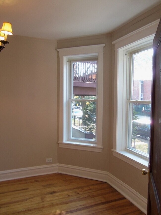 Building Photo - 2435 N Ridgeway Ave