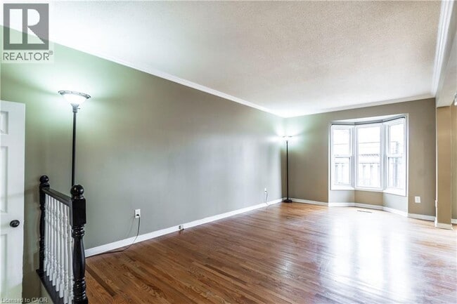 Building Photo - 2 Royalwood Ct