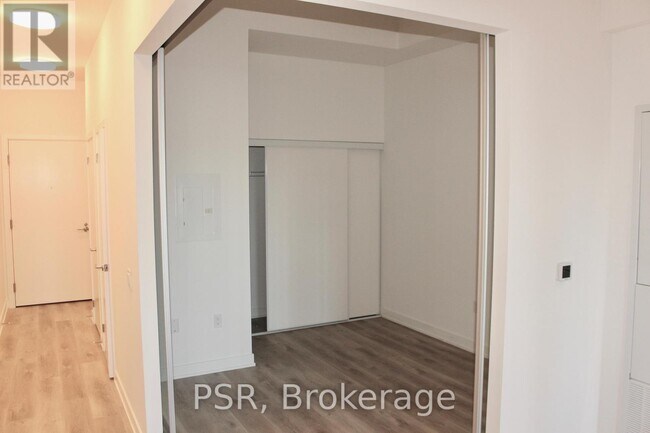 Photo du bâtiment - 110 Broadway Ave