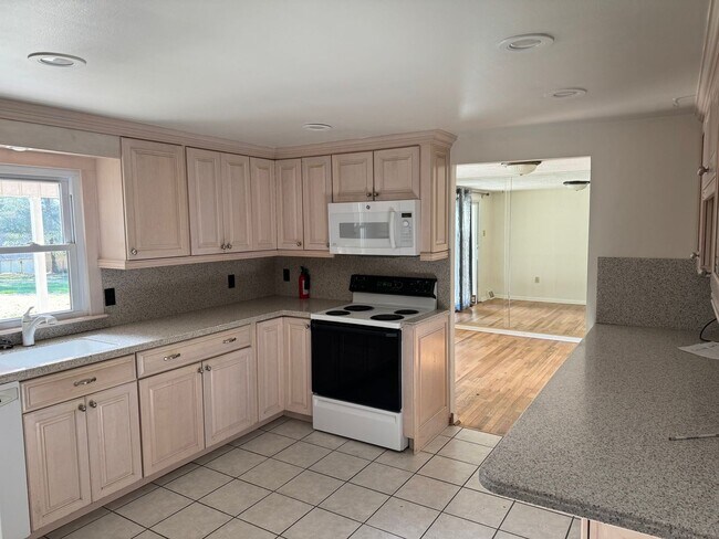 Building Photo - Franconia 3 Bedroom 3.5 bath Rancher with ...