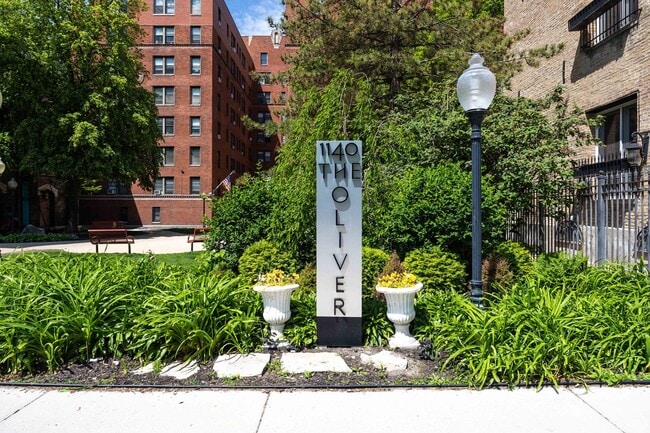 Building Photo - 1140 N La Salle Dr