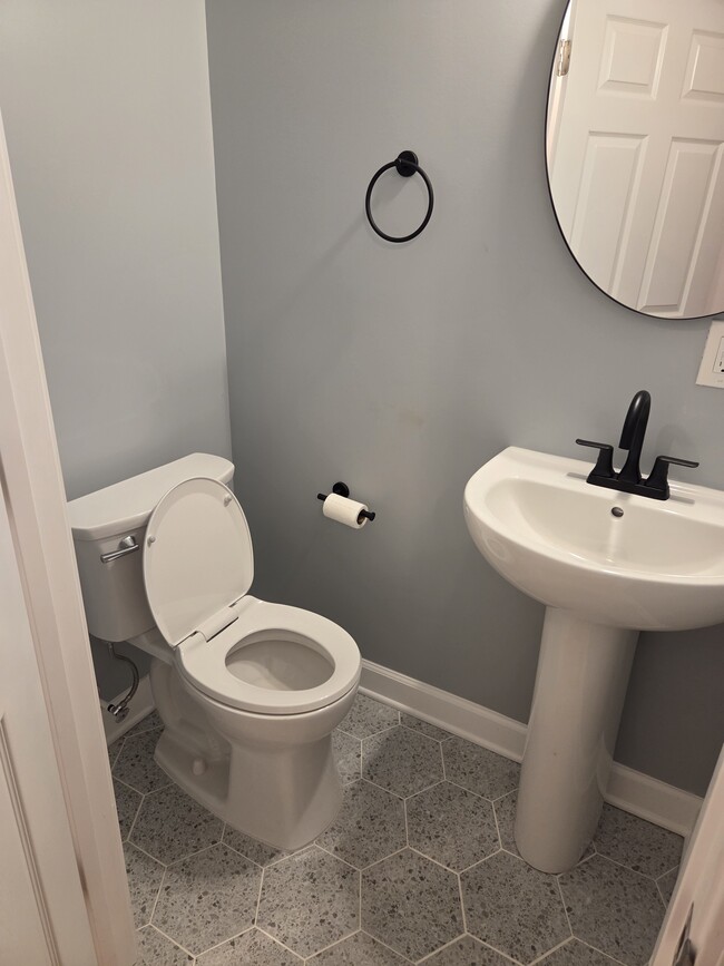 Building Photo - 415 Ford St