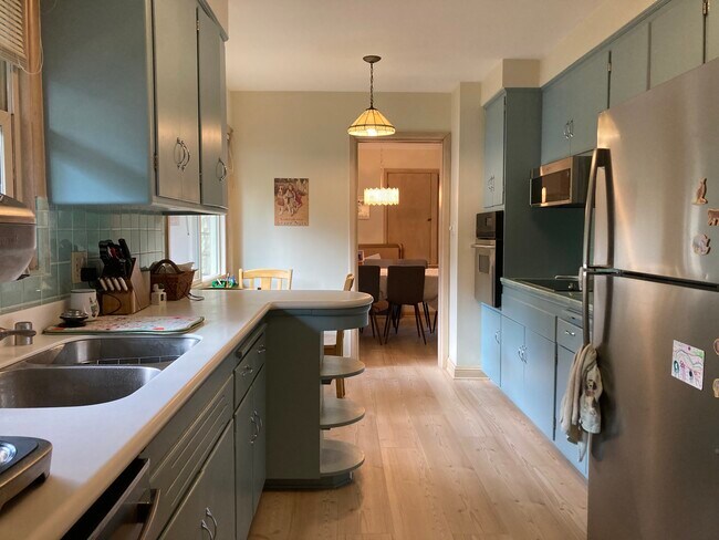 Cocina comedor con electrodomésticos nuevos. - 8511 W Wisconsin Ave