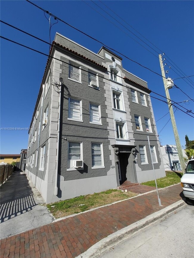 Building Photo - 1629 SW 6th St