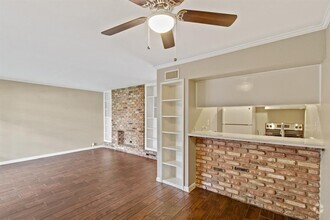 Building Photo - 2121 Fountain View Dr