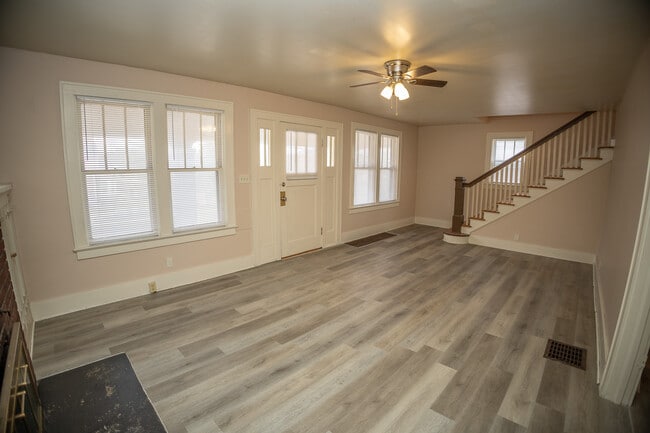 Building Photo - 927 E Dunklin St