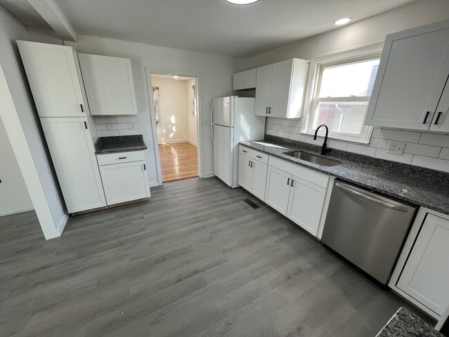 Building Photo - 906 Morison Ave