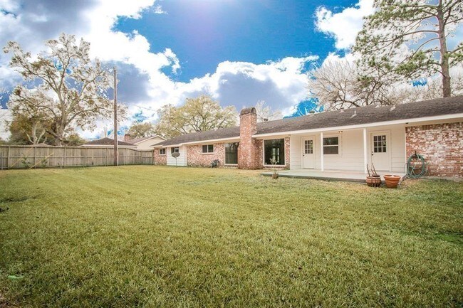 Building Photo - 303 Blue Willow Dr