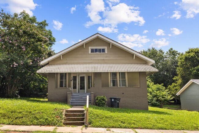 Building Photo - Charming 3 Bedroom, 2 Bathroom house