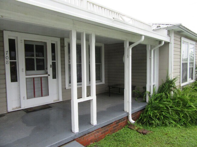 Building Photo - 708 S Hwy 22 A