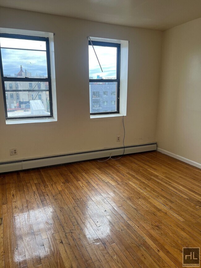 Foto del edificio - 4BR 1BA Historic Mixed Use Loft w/ Massive...