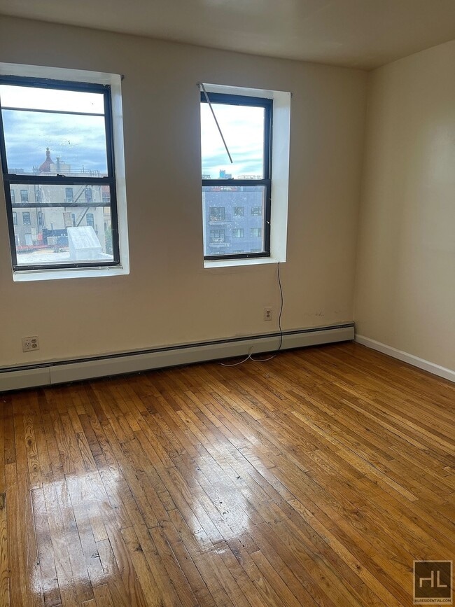 Building Photo - 4BR 1BA Historic Mixed Use Loft w/ Massive...