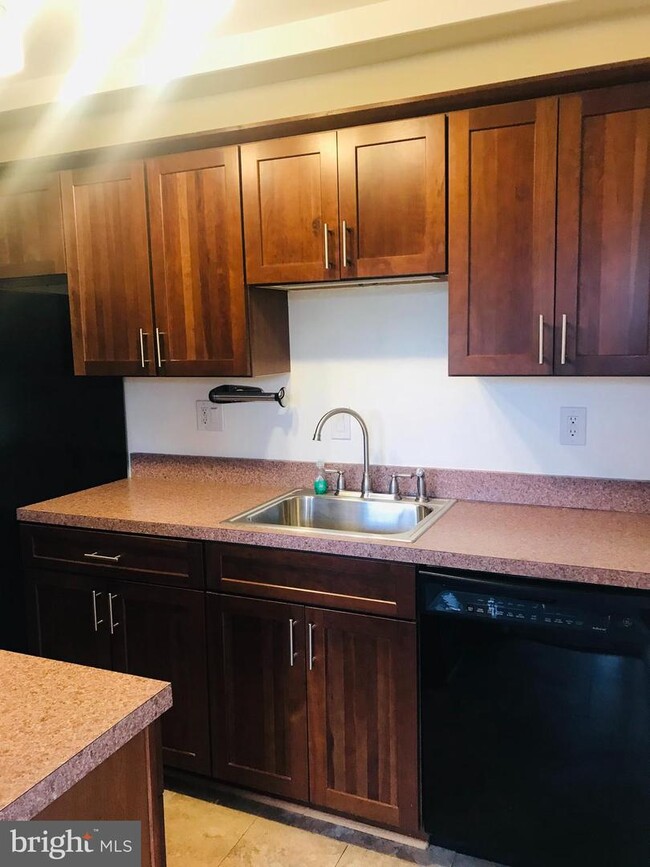 Foto del edificio - 4390 Lorcom Ln