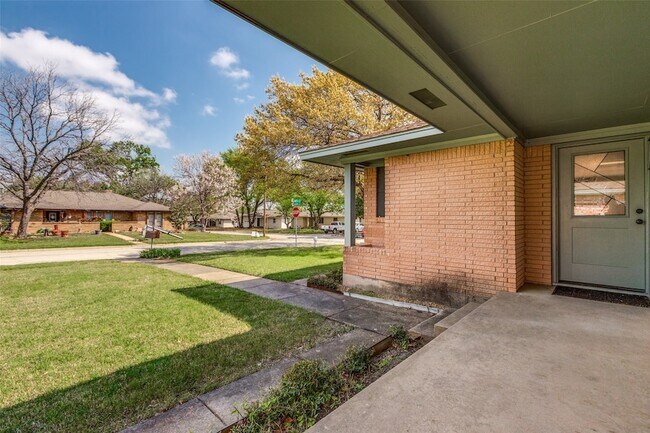 Foto del edificio - 401 Daisy Dr