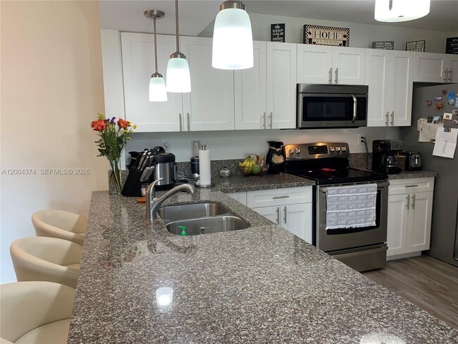 Foto del edificio - 8660 SW 212th St