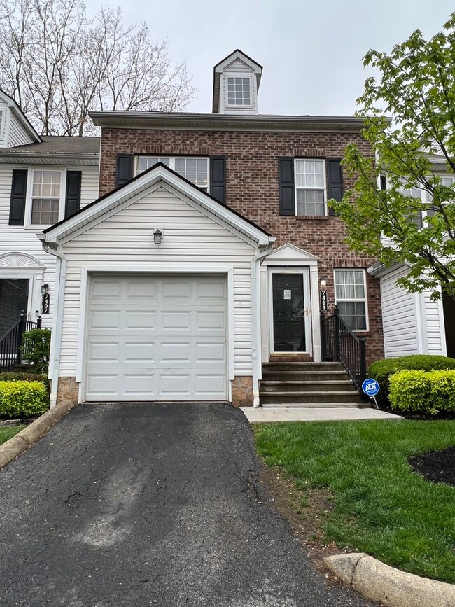 Building Photo - Beautiful Worthington Townhome!!