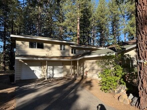 Building Photo - 916 Sunset Dr