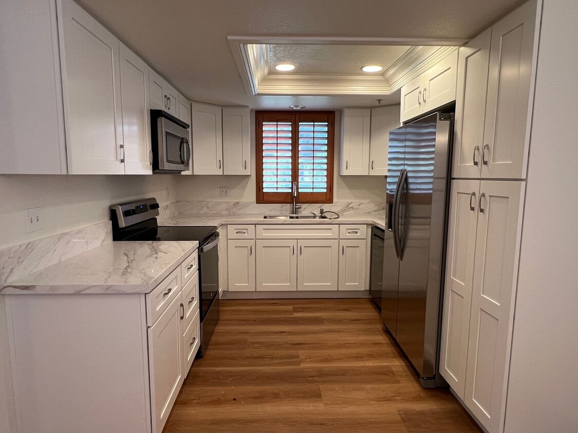 Private End Unit with New Kitchen - Private End Unit with New Kitchen